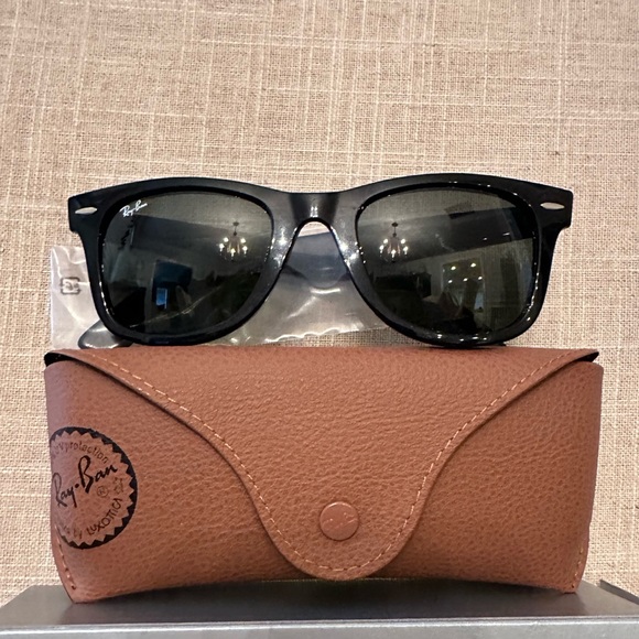 New in Box Ray Ban Wayfarers Wayfarer Sunglasses black - Picture 3 of 6